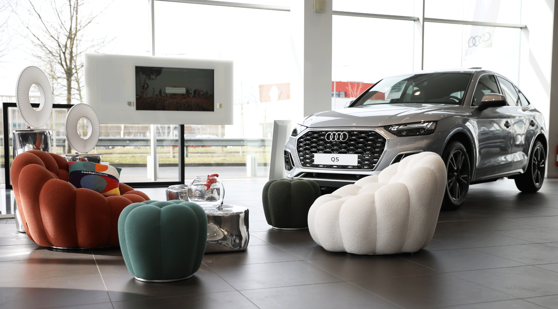 Exposition Roche Bobois dans le showroom Audi