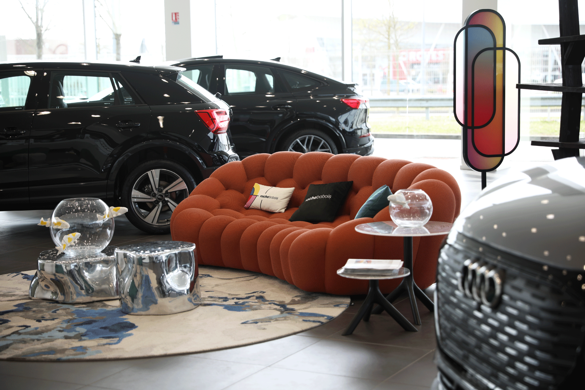 Exposition Roche Bobois dans le showroom Audi