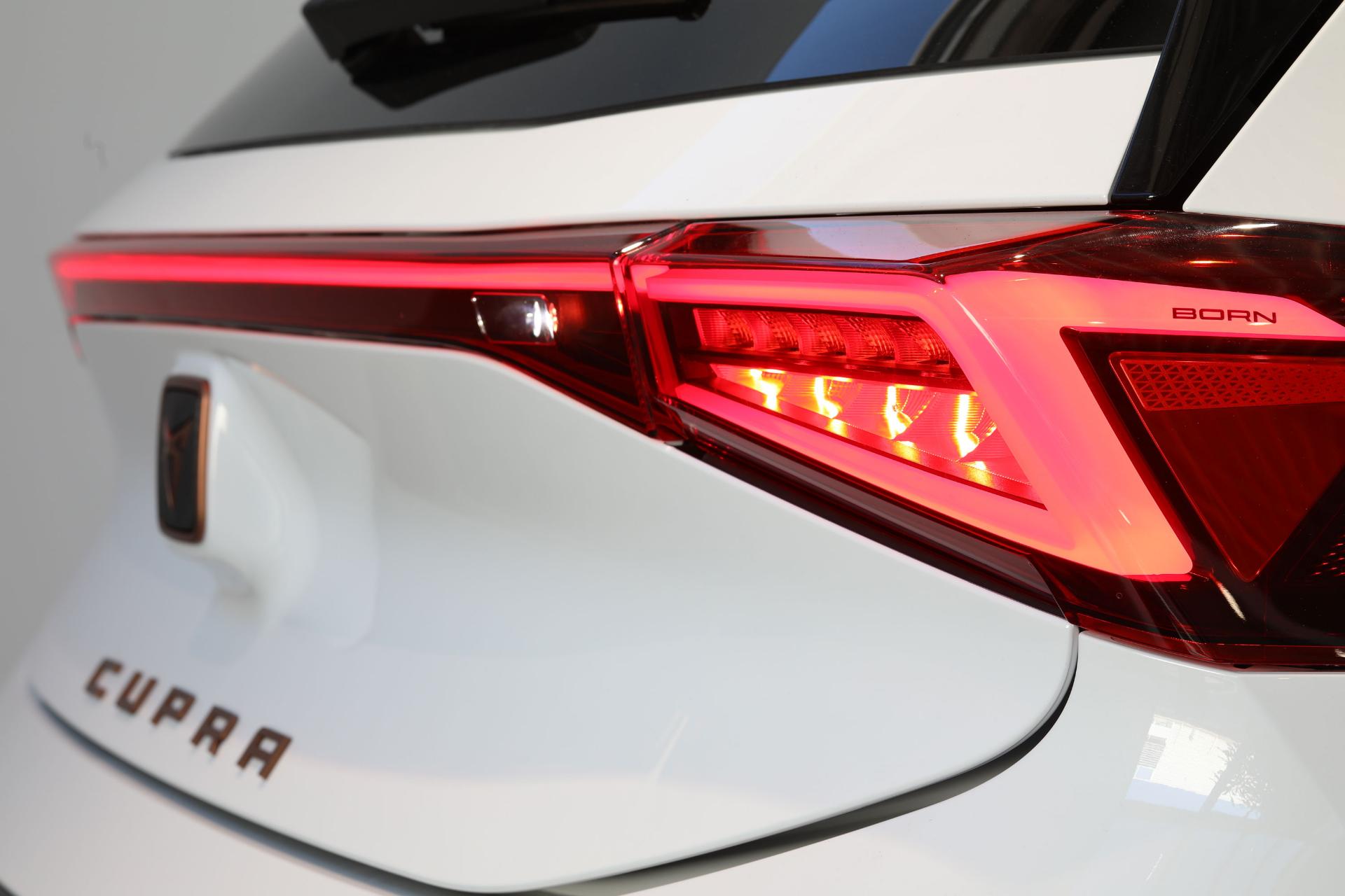 Bandeau lumineux Cupra Born