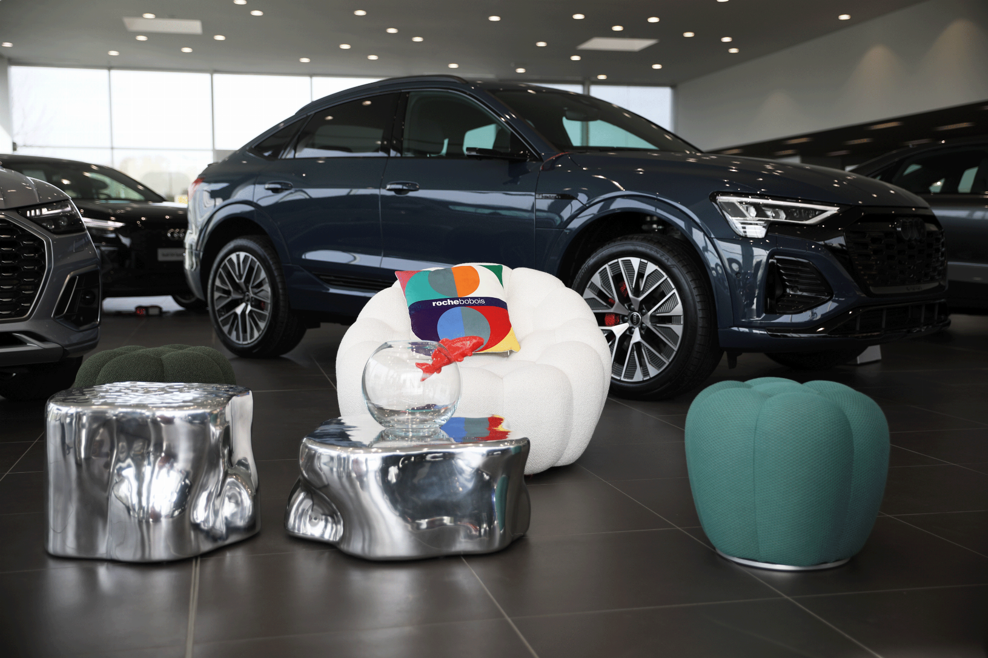 Exposition Roche Bobois dans le showroom Audi