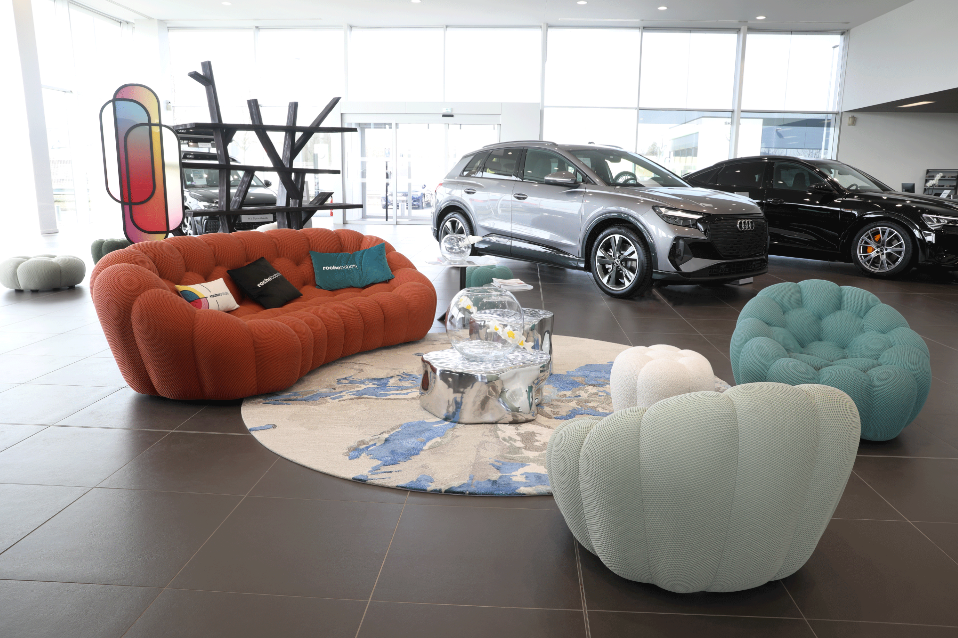 Exposition Roche Bobois dans le showroom Audi