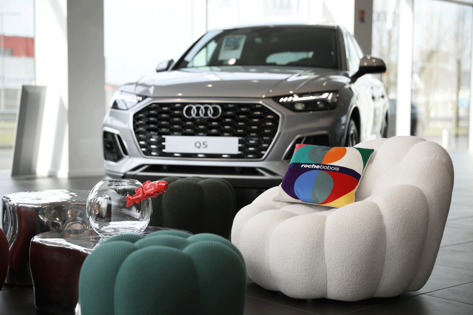 Exposition Roche Bobois dans le showroom Audi